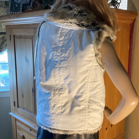 Reversible Weatherproof White and Faux Fur Vest - Picture 5 of 16